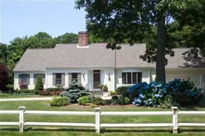 20 Bates St, Osterville, MA 02655 photo 2