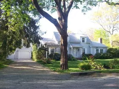 192 School St, Cotuit, MA 02635 photo 2