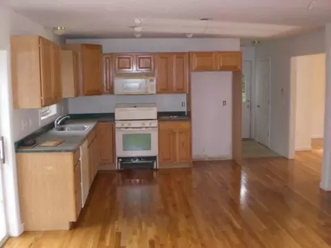 28 Orrs Ave, Hyannis, MA 02601 photo 2