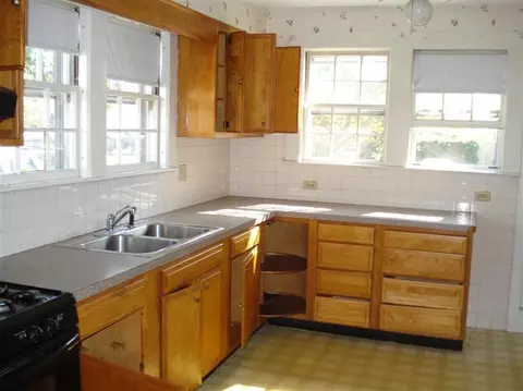 16 Spruce St, Hyannis, MA 02601 photo 2