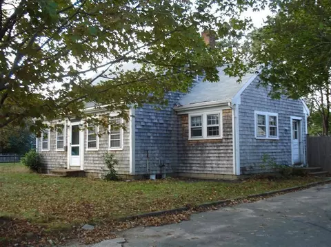 16 Spruce St, Hyannis, MA 02601 photo 1