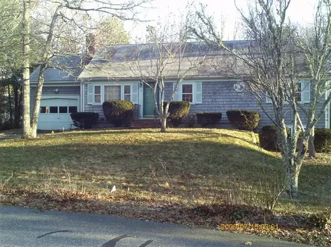 17 Ash Cir, Cotuit, MA 02635 photo 1