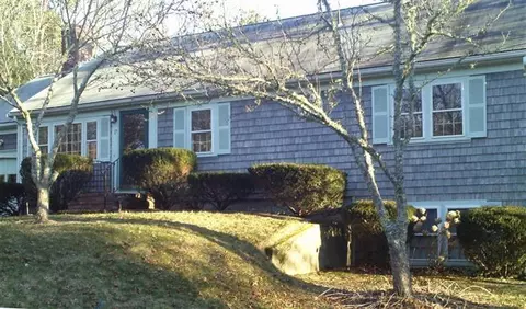 17 Ash Cir, Cotuit, MA 02635 photo 2