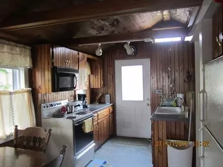 21 Hiawatha Rd, Buzzards Bay, MA 02532 photo 3