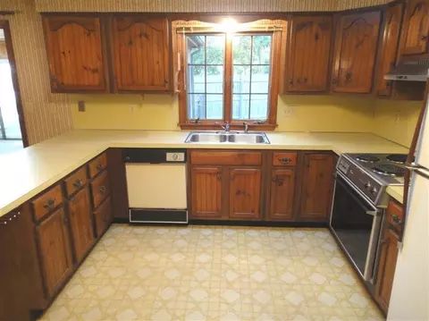 27 Cedar St, Cotuit, MA 02635 photo 6