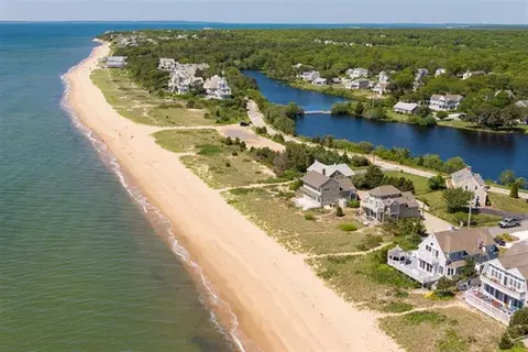 7 Beach Rd, Mashpee, MA 02649 photo 3