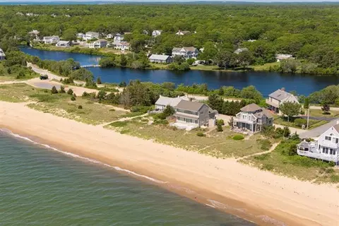 7 Beach Rd, Mashpee, MA 02649 photo 2