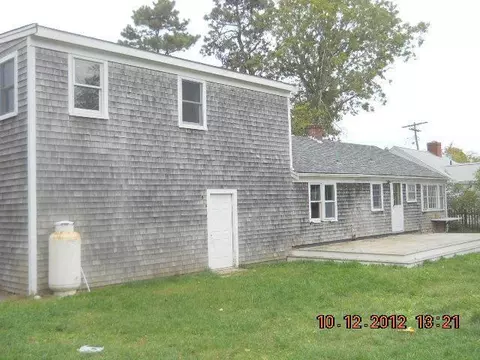10 Locust St, Hyannis, MA 02601 photo 2