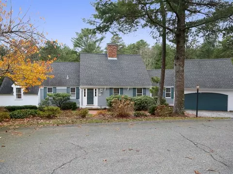 11 Cornwall Ct, Cotuit, MA 02635 photo 2