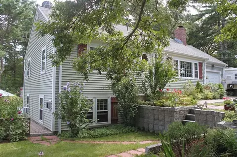 21 Mariner Cir, Cotuit, MA 02635 photo 1