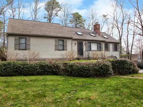 7 Robin Ln, Mashpee, MA 02649 photo 1