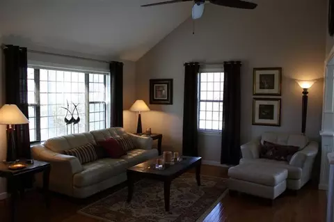 25 Wellesley Cir, Hyannis, MA 02601 photo 2