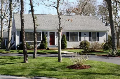 25 Wellesley Cir, Hyannis, MA 02601 photo 1