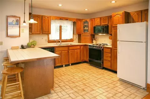 9 Hockanom Rd, Yarmouth Port, MA 02675 photo 10