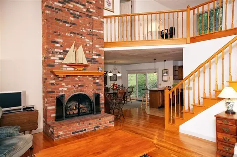 9 Hockanom Rd, Yarmouth Port, MA 02675 photo 2