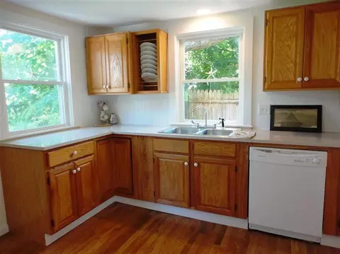 72 Grove St, Hyannis, MA 02601 photo 2