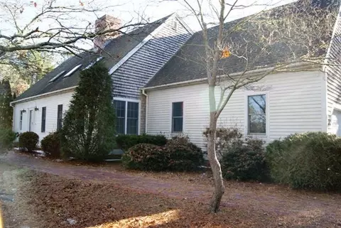 44 Eaton Ct, Cotuit, MA 02635 photo 1
