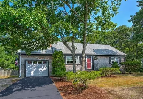 102 Pineview Dr, Cotuit, MA 02635 photo 1