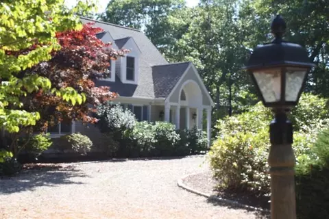 6 Surrey Pl, Mashpee, MA 02649 photo 2