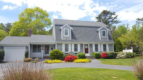 27 Monomoscoy Rd, Mashpee, MA 02649 photo 1