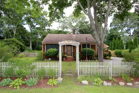 8 Crump Rd, Bourne, MA 02532 photo 3