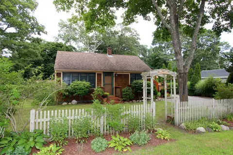 8 Crump Rd, Bourne, MA 02532 photo 1