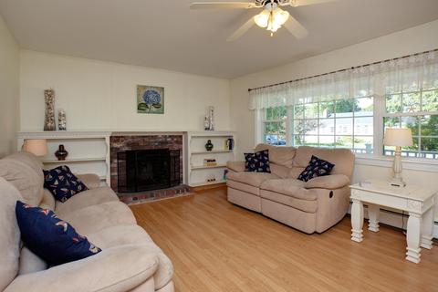 13 Denver St, Hyannis, MA 02601 photo 4