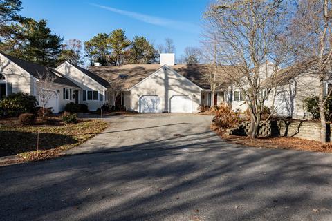 9 Pga Ln, Mashpee, MA 02649