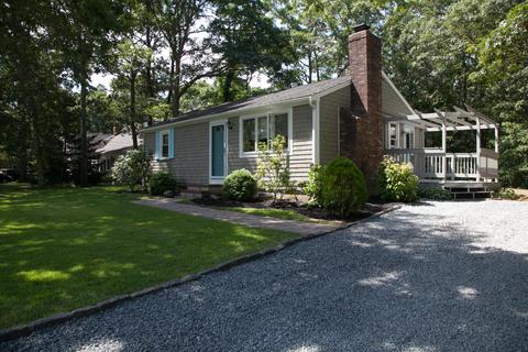 9 Burnham St, Marstons Mills, MA 02648 photo 1