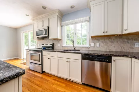 208 James Cir, Mashpee, MA 02649 photo 10