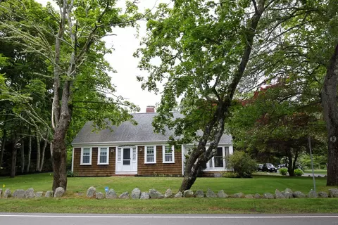 81 High St, Cotuit, MA 02635 photo 2