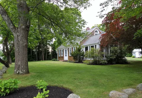81 High St, Cotuit, MA 02635 photo 3