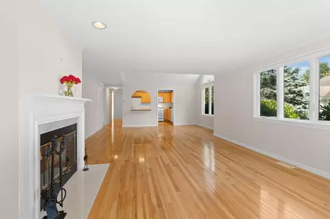 14 Beacon Ct, Mashpee, MA 02649 photo 2
