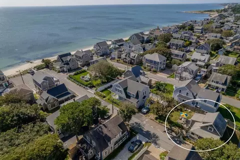 14 Central Ave, Harwich Port, MA 02646