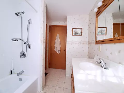 Bath - 50 Wiley Ln, Eastham, MA 02642 photo 3 of 4