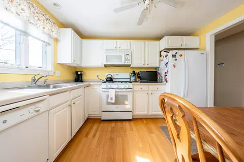 11 Classic Cir, Mashpee, MA 02649 photo 4