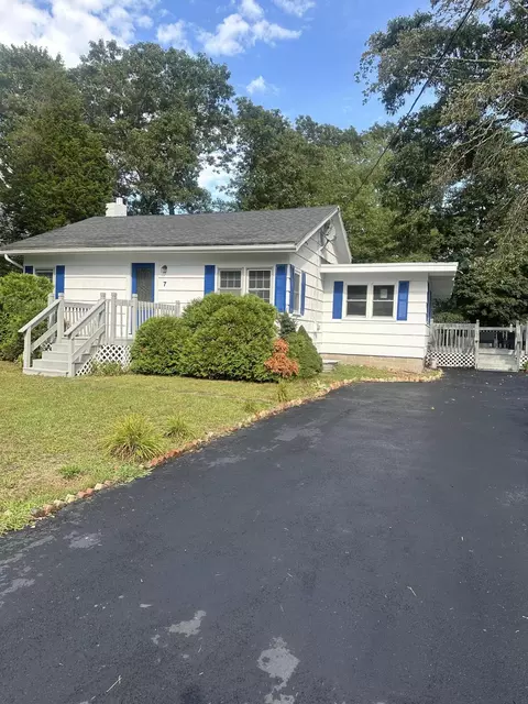 7 Central Ave, Plymouth, MA 02360