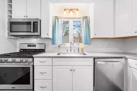 Kitchen - 9 Frank Cutler Dr, Wareham, MA 02571 photo 4 of 5