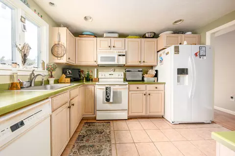 Kitchen - 14 Executive Dr, Mashpee, MA 02649 photo 2 of 2
