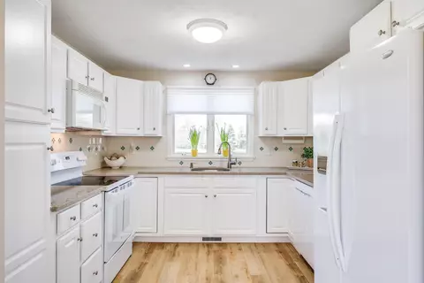 Kitchen - 5 Ironwood Path, Mashpee, MA 02649 photo 2 of 4