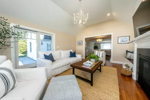 Living - 117 Spice Ln, Osterville, MA 02655 photo 4 of 9