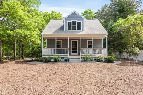 305 Monomoscoy Rd, Mashpee, MA 02649 photo 1