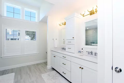 Bath - 43 Cobblestone Cir, Mashpee, MA 02649 photo 1 of 5