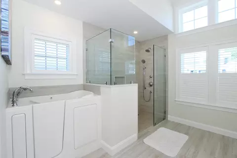 Bath - 43 Cobblestone Cir, Mashpee, MA 02649 photo 2 of 5