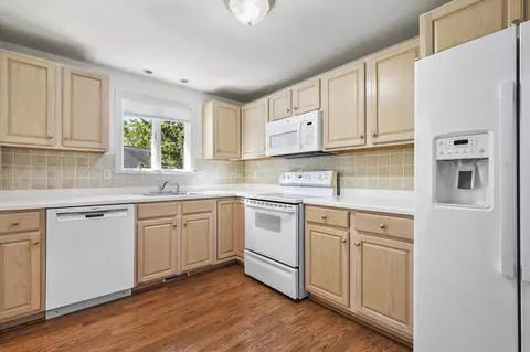 Kitchen - 5 Executive Dr, Mashpee, MA 02649 photo 2 of 3