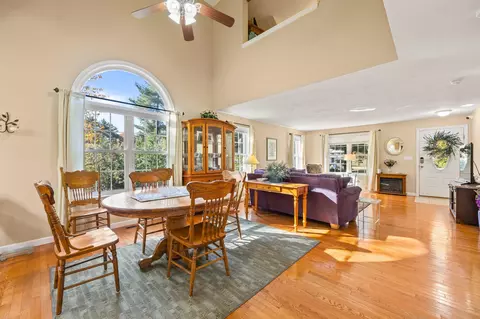 Dining - 4 Rock Marsh Rd # B, Wareham, MA 02571 photo 1 of 2