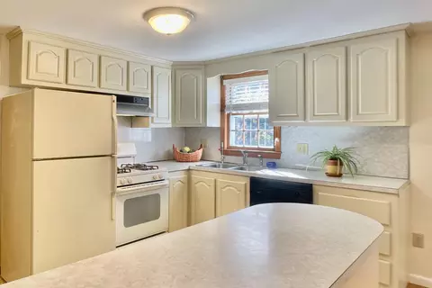 21 Silver Ln, Hyannis, MA 02601 photo 9