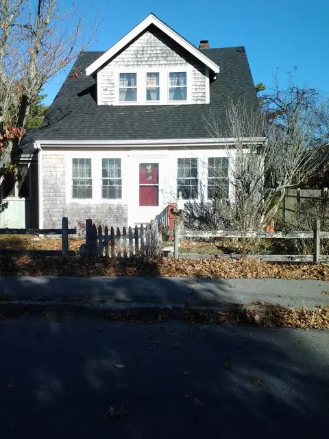12 Walnut St, Hyannis, MA 02601