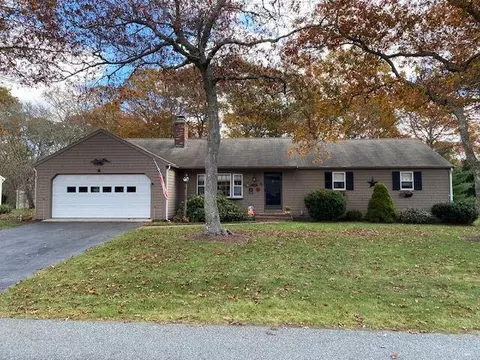 124 Monomoy Cir, Centerville, MA 02632 photo 2