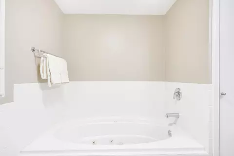 Bath - 18 Gold Leaf Ln, Mashpee, MA 02649 photo 3 of 6